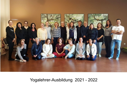 Gruppenbild_Abschluss_Yogalehrer-Ausbildung_2021-22_500.jpg